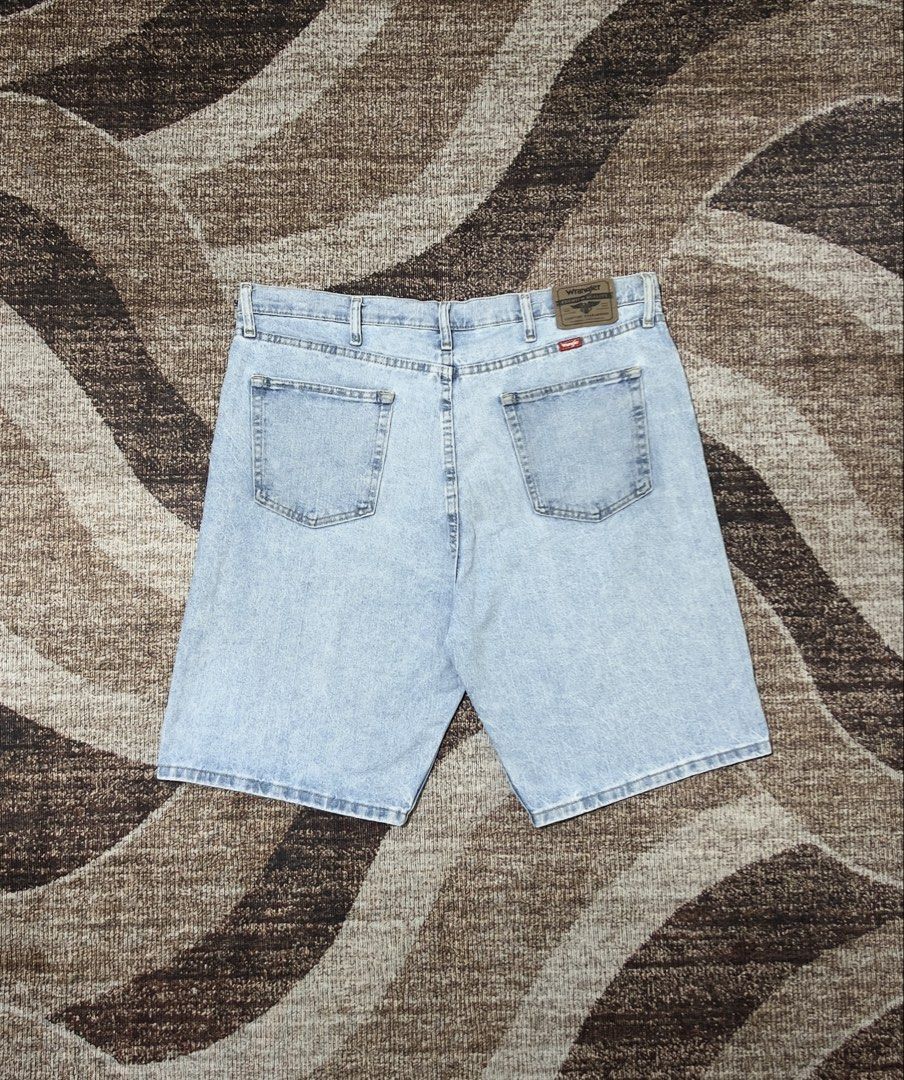 Wrangler Denim Shorts (Category: Shorts) located in Rizal. Submitted by ithriftph_ (Listing ID 1469509874, Image 3). Description: 🔻 Details 🔻 Wrangler Denim Shorts Light washed colorway Authentic Comeplete Tags Waistline: 38" Length: 22" Leg hole: 11" Color rate: 9/10 Condition: 9/10 No issue Price: 500 pesos Reminders: Color may vary due to lighting and your screen resolution. Note: Ready to wear (already washed) Mode of Payment: 📌 Gcash 📌 M