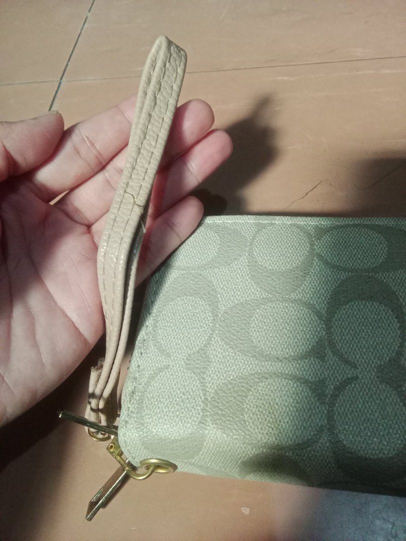 Wrist Wallet (Category: Wallets & Card holders) located in Manila. Submitted by thezeeshop (Listing ID 1469418884, Image 2). Description: Unused. One piece only. Has 12 compartments for IDs. 💳 GCash / Cash 🚚 Lalamove / QuickTime Courier / LBC COP/ pickup 📍 Meetup: LRT Quirino Station ❌COD and other checkouts Reminders: ◾If in doubt, don’t make an offer. Let’s not waste each other’s time. ◾Sure buyers ONLY. Wag magmessage tapos di magrereply/se