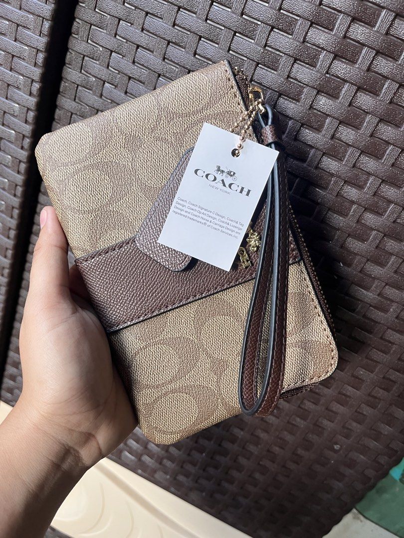 Wristlet wallet Coach (Category: Wallets & Card Holders) located in San Jacinto. Submitted by kellysthrift_ (Listing ID 1469482850, Image 3). Description: Wristlet wallet coach brandnew.