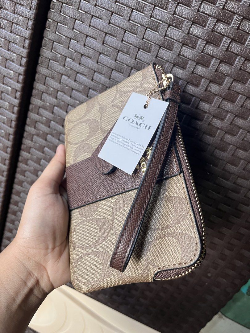 Wristlet wallet Coach (Category: Wallets & Card Holders) located in San Jacinto. Submitted by kellysthrift_ (Listing ID 1469482850, Image 2). Description: Wristlet wallet coach brandnew.