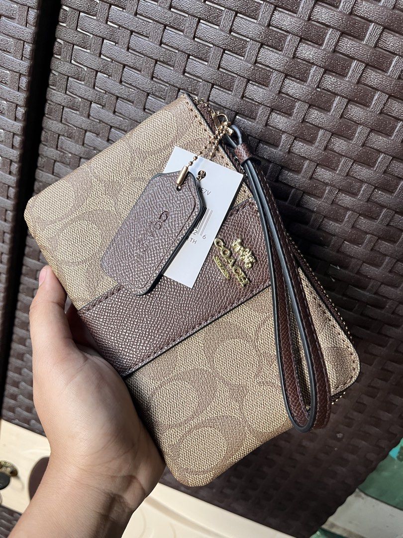 Wristlet wallet Coach (Category: Wallets & Card Holders) located in San Jacinto. Submitted by kellysthrift_ (Listing ID 1469482850, Image 1). Description: Wristlet wallet coach brandnew.