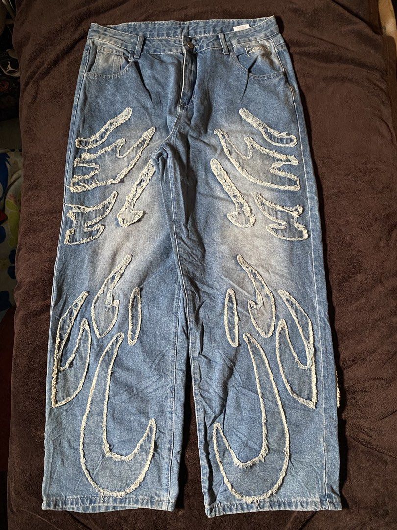 Y2k Baggy pants (Category: Jeans) located in Manila. Submitted by krip_thrift (Listing ID 1469512700, Image 2). Description: Dimension 38 - Width 42 - Length 15 - thigh 10 - hem Excellent condition no issue 9.5/10 .