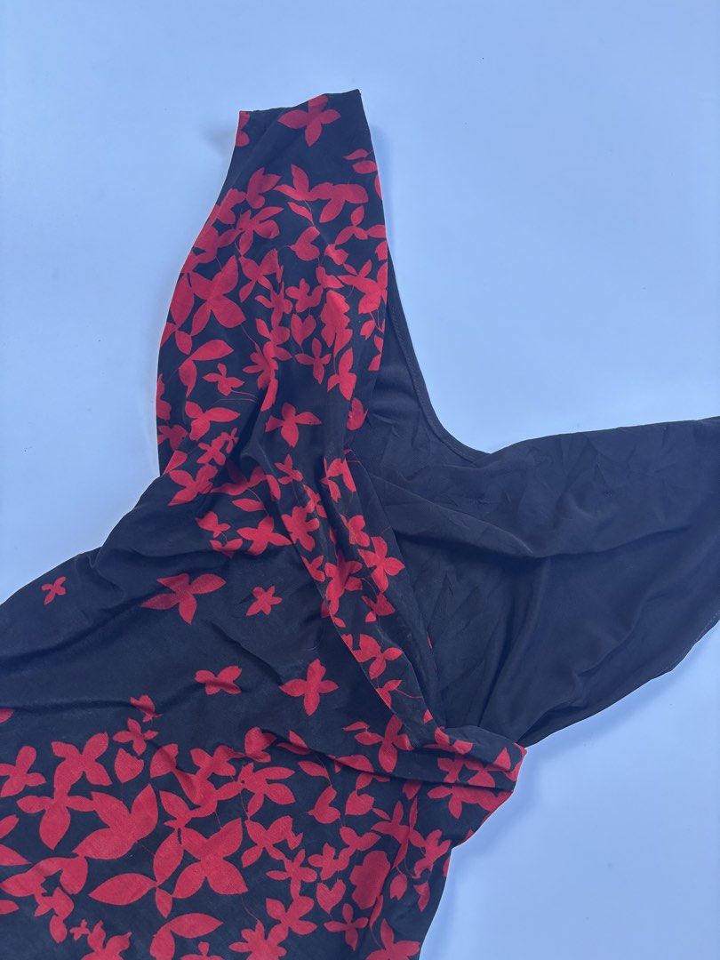 Y2k black and red rare top (Category: Others Tops) located in San Enrique. Submitted by getsthrift (Listing ID 1469529263, Image 2). Description: no issue pa shawl sya sa harap s-m .
