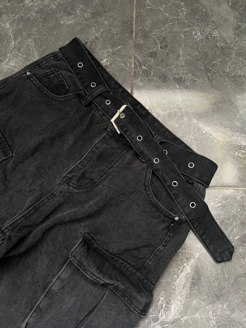 Y2k cargo pants (Category: Jeans) located in Cabagan. Submitted by ronesmabe (Listing ID 1469495663, Image 2). Description: 30-31 14 thigh 40 L 12 leghole .