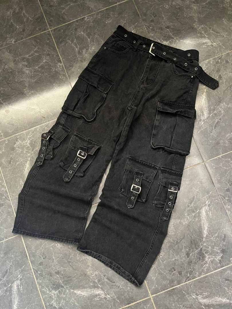 Y2k cargo pants (Category: Jeans) located in Cabagan. Submitted by ronesmabe (Listing ID 1469495663, Image 1). Description: 30-31 14 thigh 40 L 12 leghole .