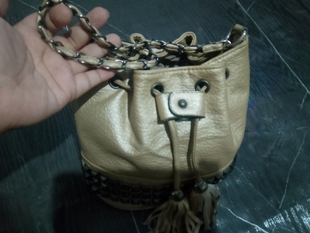 Y2K STYLE BUCKET BAG ✨😍🔥 (Category: Shoulder Bags) located in Manila. Submitted by annbernabe28 (Listing ID 1469543304, Image 3). Description: SELLING MY PRELOVED Y2K LEATHER BUCKET BAG. 🔥✨😍 CONDITION: 8/10 HONEST ISSUES- as you can see wala na yung zipper sa loob sa may inside pocket pero di naman halata and need clean lang yumg loob kita naman sign of used ayon lang maayos at maganda ang labas ng bag and very Y2k Ganda pa ng color. 💯😍🔥 p