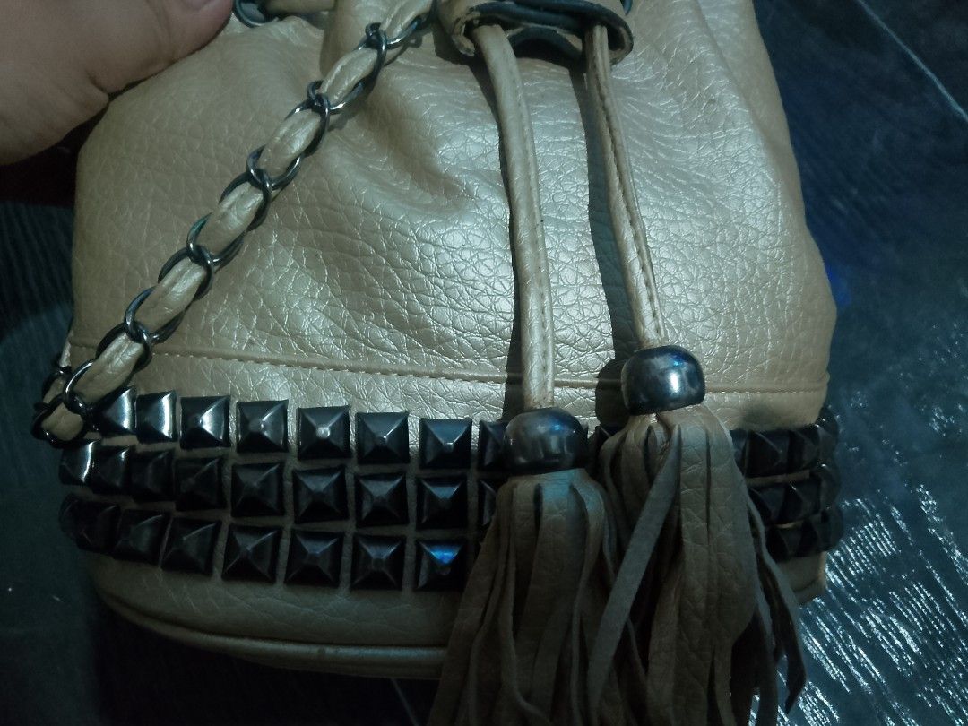 Y2K STYLE BUCKET BAG ✨😍🔥 (Category: Shoulder Bags) located in Manila. Submitted by annbernabe28 (Listing ID 1469543304, Image 2). Description: SELLING MY PRELOVED Y2K LEATHER BUCKET BAG. 🔥✨😍 CONDITION: 8/10 HONEST ISSUES- as you can see wala na yung zipper sa loob sa may inside pocket pero di naman halata and need clean lang yumg loob kita naman sign of used ayon lang maayos at maganda ang labas ng bag and very Y2k Ganda pa ng color. 💯😍🔥 p