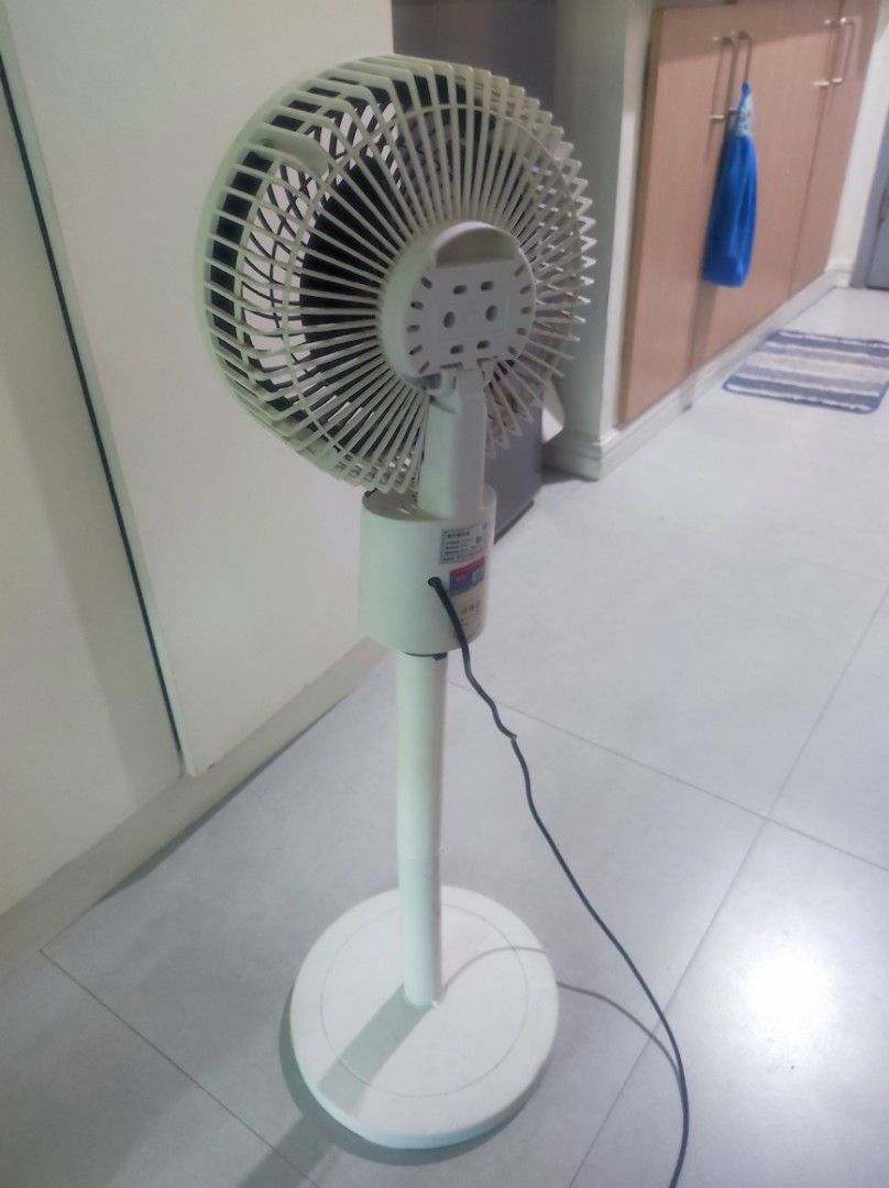 Yangzi Standing Electric Fan White mini fan (Category: Fans) located in Pasay City. Submitted by wizemindz138970 (Listing ID 1469426046, Image 2). Description: - Brand: Yangzi - Color: White with black blades - Type: Standing fan with slim pole and circular base - Condition: Working fine, cools down the room fast - Features: Speed control knob below motor housing, standard plug attached - Space-saving: Takes up minimal floor space with simple set