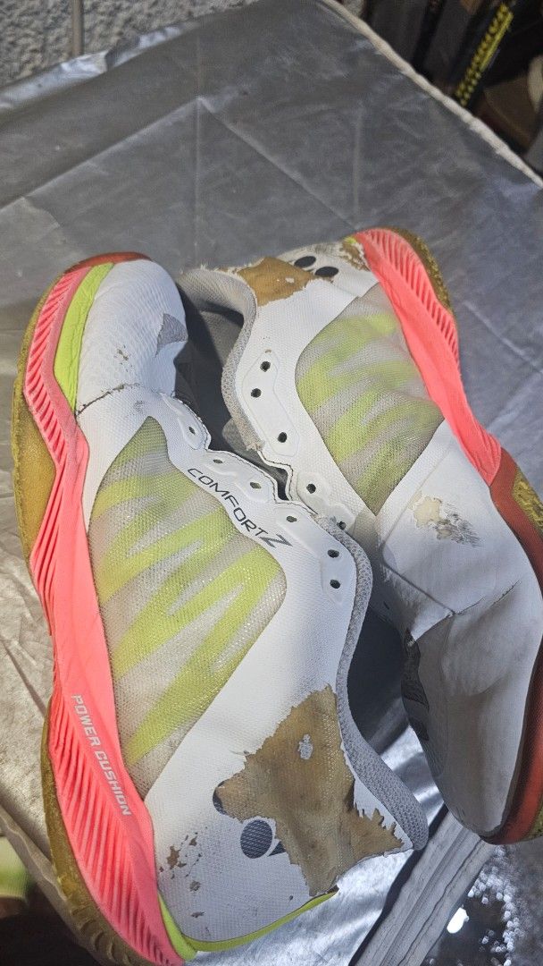 Yonex Comfort Z (Category: Racket and Ball Sports) located in Caloocan City. Submitted by bryle.catamora (Listing ID 1469492546, Image 1). Description: Original Yonex Comfort Z -size 9.5 -major paint issues on rear -no structural tear -outsole still intact rfs: di na po magagamit.