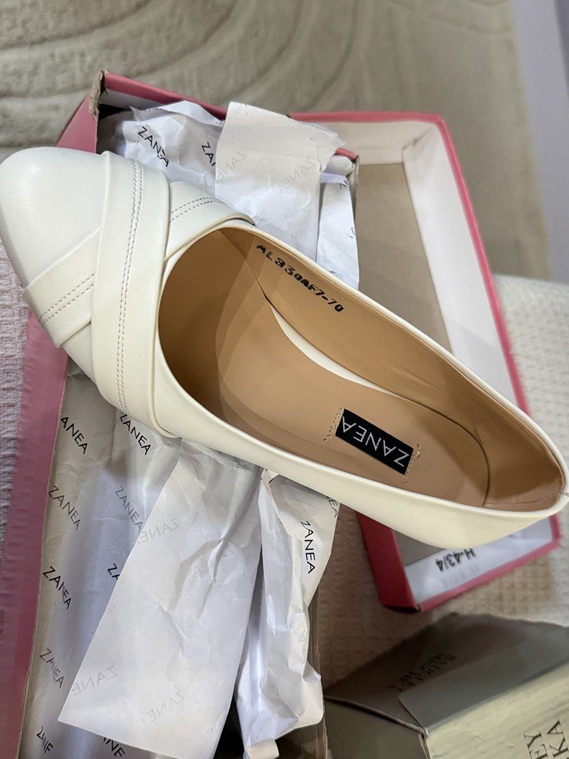 Zanea White Flat Shoes AL330AF7-70 (Category: Flats & Sandals) located in Calamba. Submitted by shion2022 (Listing ID 1469427412, Image 1). Description: - Brand: Zanea - Style: Pointed toe flats with criss-cross strap - Size: 37 (based on box) - Color: Clean white upper with tan inner lining - Style Code: AL330AF7-70 - Packaging: Comes in original Zanea pink box wrapped in branded tissue paper - Condition: Excellent, neatly stored.
