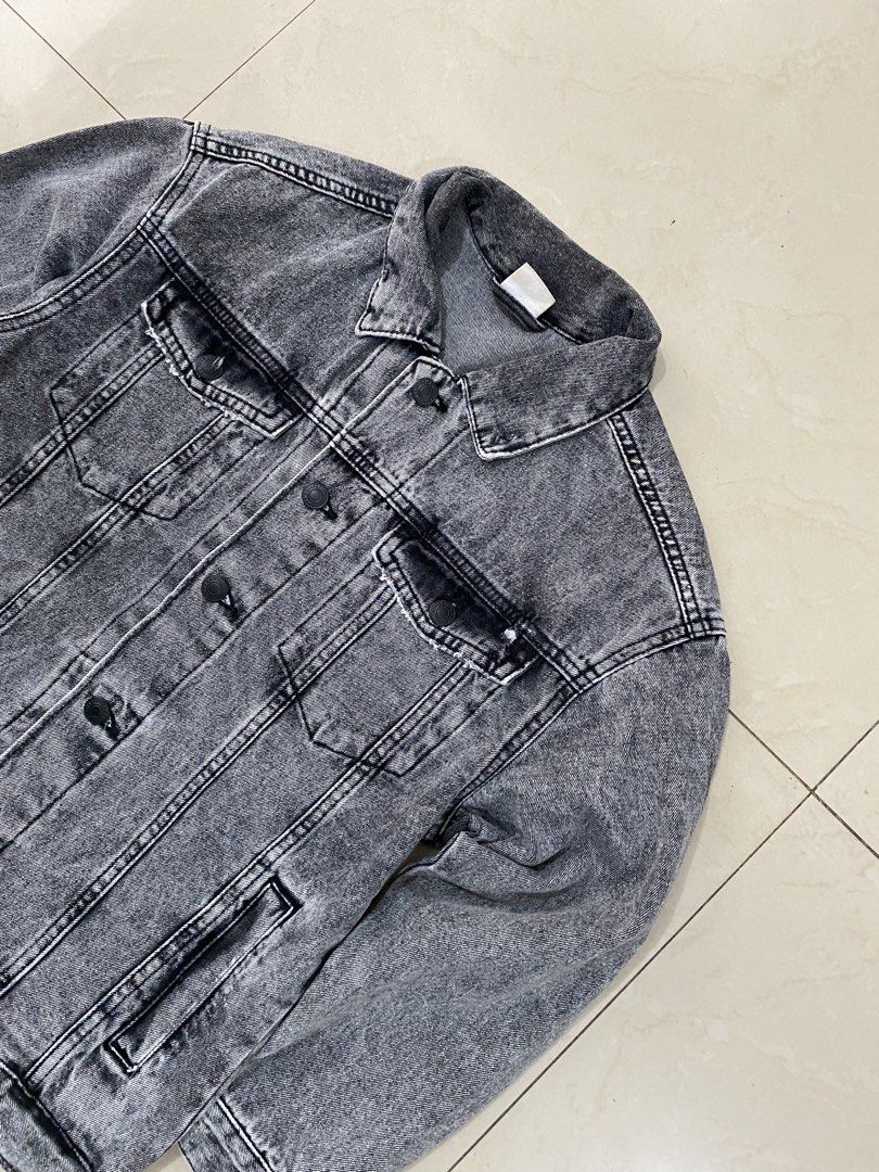 ZARA ACID GREY WASHED DENIM JACKET (Category: Coats, Jackets and Outerwear) located in Talisay. Submitted by hustlethrift_2600 (Listing ID 1469528438, Image 3). Description: ZARA ACID GREY WASHED DENIM JACKET SMALL 19 W 24 L EXCELLENT CONDITION 9.9/10 COLOR RATE NO ISSUE - 999 🏷️.