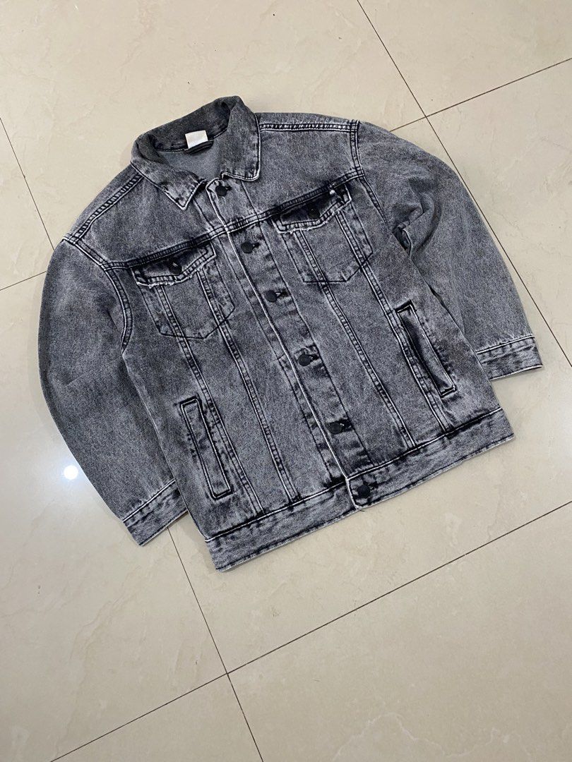ZARA ACID GREY WASHED DENIM JACKET (Category: Coats, Jackets and Outerwear) located in Talisay. Submitted by hustlethrift_2600 (Listing ID 1469528438, Image 2). Description: ZARA ACID GREY WASHED DENIM JACKET SMALL 19 W 24 L EXCELLENT CONDITION 9.9/10 COLOR RATE NO ISSUE - 999 🏷️.