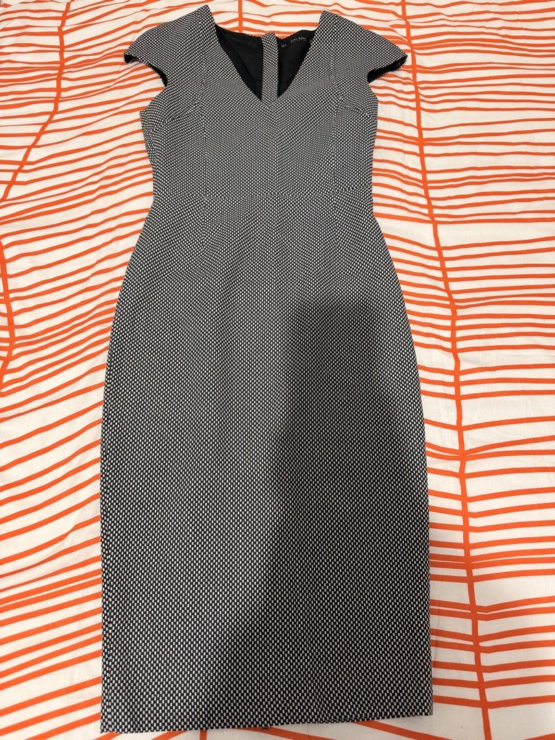 Zara Basic Black and White Patterned Midi Dress (Category: Dresses) located in Adams. Submitted by _applechu (Listing ID 1469546363, Image 1). Description: - Brand: Zara Basic - Design: Black and white patterned fabric - Fit: Fitted pencil silhouette, knee-length - Details: V-neckline, cap sleeves, full-length back zipper.
