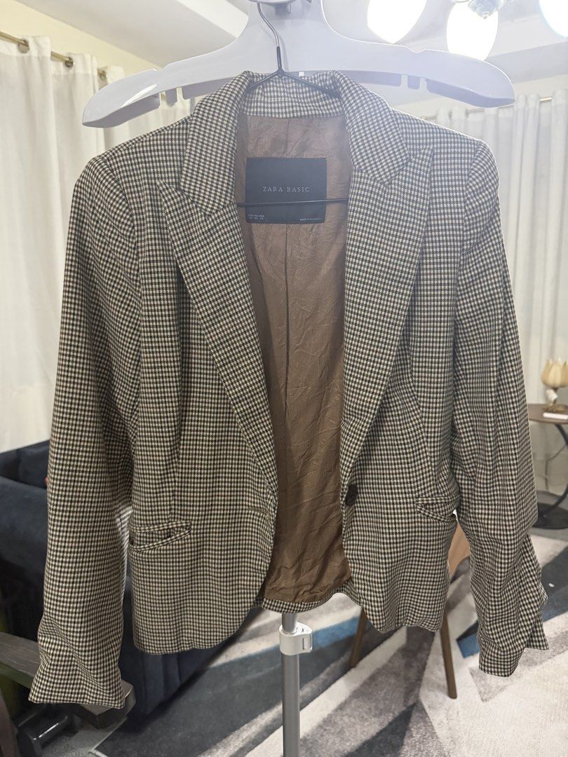 Zara Basic Houndstooth Blazer (Category: Coats, Jackets and Outerwear) located in Paranaque City. Submitted by keeemy (Listing ID 1469502997, Image 1). Description: - Brand: Zara Basic - Pattern: Brown and black houndstooth - Fit: Tailored with single-button closure - Pockets: Two front pockets with flaps - Lining: Smooth brown inner lining - Style: Classic and lightweight, perfect for work or layering in cool weather.