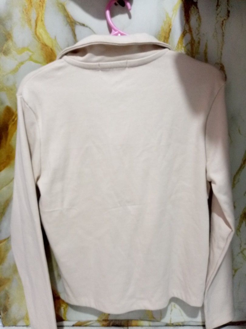 Zara Beige Quarter Zip Collared Sweater S-M (Category: Coats, Jackets and Outerwear) located in Taguig. Submitted by anika_francine (Listing ID 1469493795, Image 3). Description: - Brand: Zara - Color: Beige (solid back) - Style: Long sleeve top with collared neck and front zipper pull - Material: Comfortable ribbed texture throughout - Condition: Great for easy, casual everyday styling.