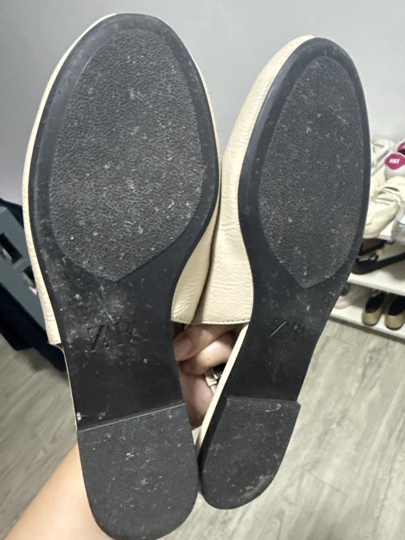 Zara Beige Slingback Flats Shoes (Category: Flats & Sandals) located in Manila. Submitted by colleenfay67594 (Listing ID 1469496641, Image 2). Description: - Brand: Zara - Color: Beige patent finish with black inner lining - Style: Slingback flats with unique split toe detail - Fit: Standard sizing, low profile, and easy slip-on design.