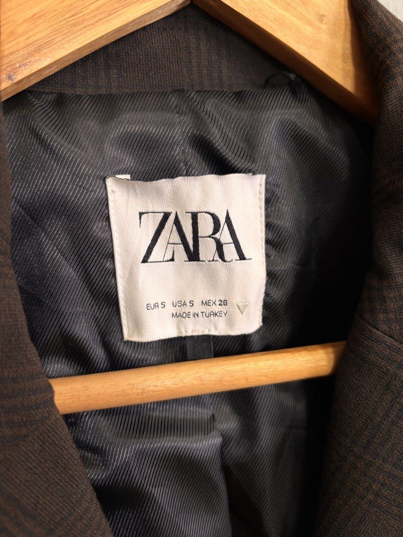 Zara Brown Plaid Cropped Blazer Size S (Category: Coats, Jackets and Outerwear) located in Las Pinas. Submitted by tienda_ (Listing ID 1469401588, Image 2). Description: Zara Size: S (Made in Turkey) Color/Pattern: Brown with subtle plaid Details: Structured shoulders, single-button closure, fully lined .