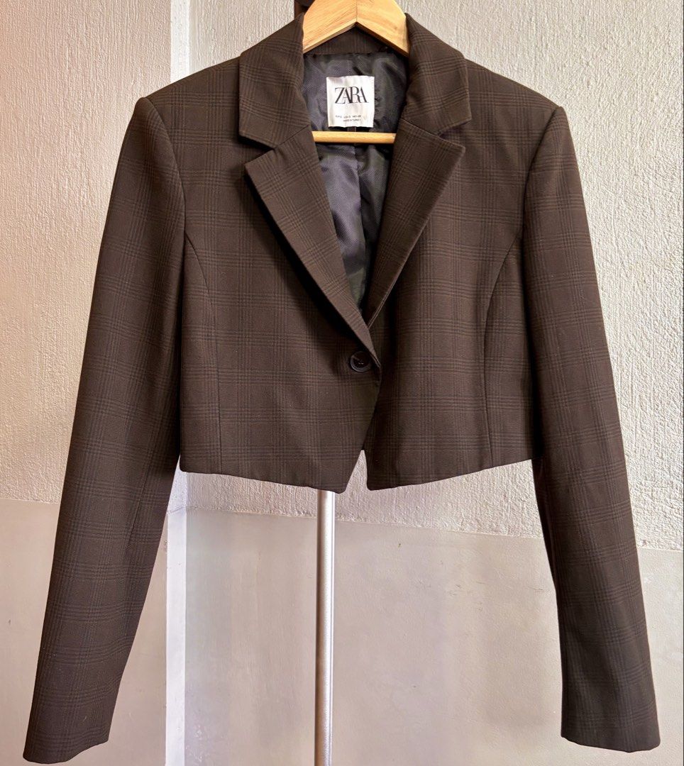 Zara Brown Plaid Cropped Blazer Size S (Category: Coats, Jackets and Outerwear) located in Las Pinas. Submitted by tienda_ (Listing ID 1469401588, Image 1). Description: Zara Size: S (Made in Turkey) Color/Pattern: Brown with subtle plaid Details: Structured shoulders, single-button closure, fully lined .