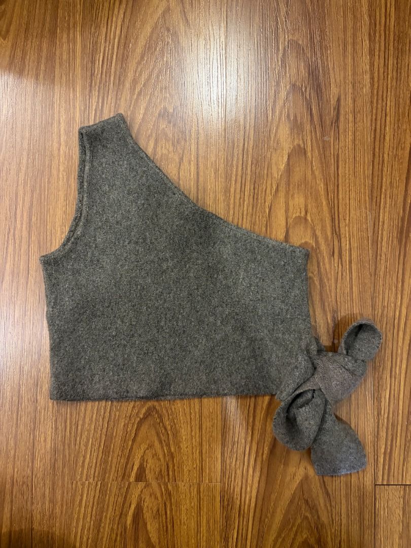 Zara Grey One Shoulder Knit Top Size S (Category: Sleeveless) located in Caloocan City. Submitted by jadorearchive (Listing ID 1469519100, Image 1). Description: Zara Grey wool knit crop top Size S .