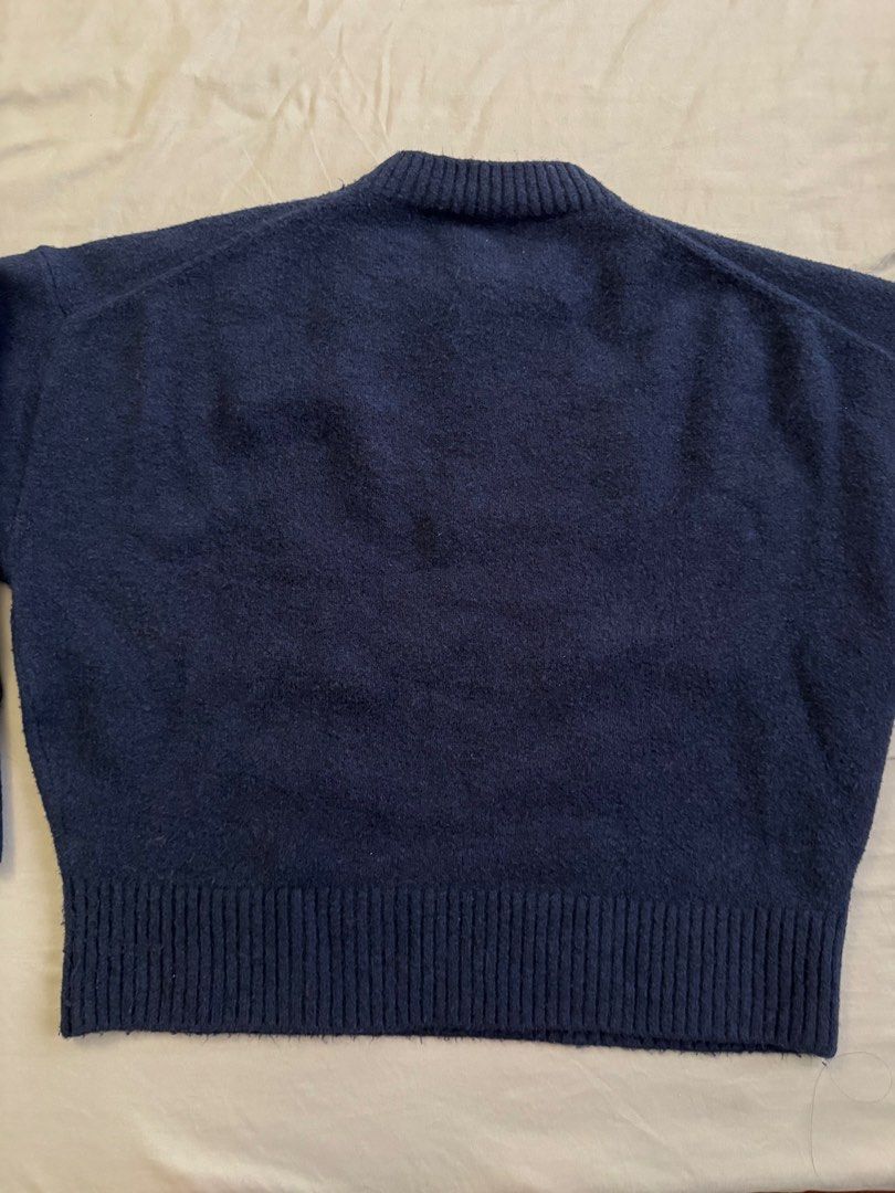 Zara Navy Blue Sweater (Category: Longsleeves) located in Pasig City. Submitted by katsud0oon (Listing ID 1469448770, Image 3). Description: My favorite sweater! Unfortunately too big on me now :(( .