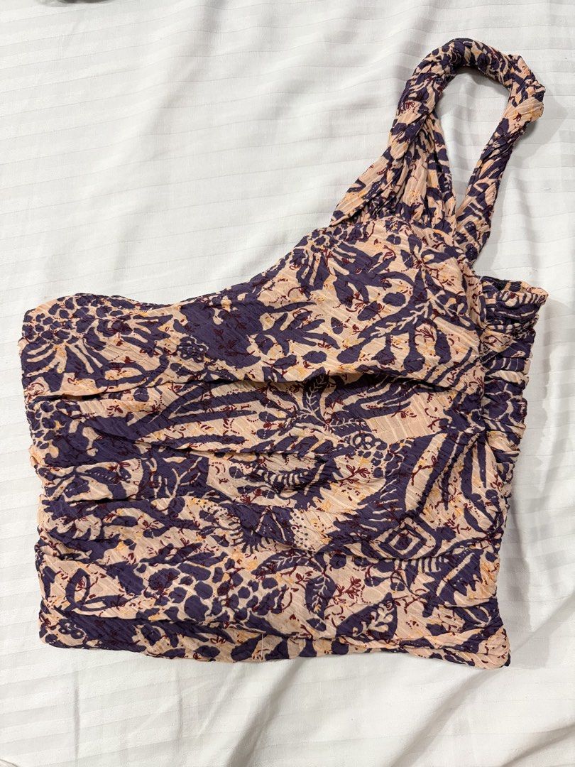 Zara one shoulder top (Category: Sleeveless) located in Pasig City. Submitted by bonniebuys_23 (Listing ID 1469545253, Image 2). Description: .