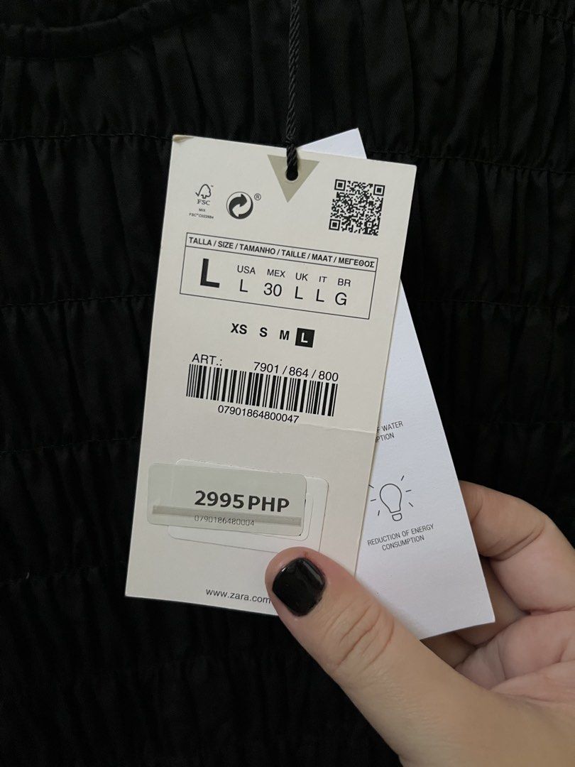 ZARA Poplin Panel Midi Dress - LARGE (Category: Dresses) located in Quezon City. Submitted by tintin_reyes (Listing ID 1469436957, Image 3). Description: Zara Poplin Dress Black Large Brand new - tags are attached Smocked Bodice Short Puff Sleeves Tiered Skirt Care Label removed RFS: Unable to use.