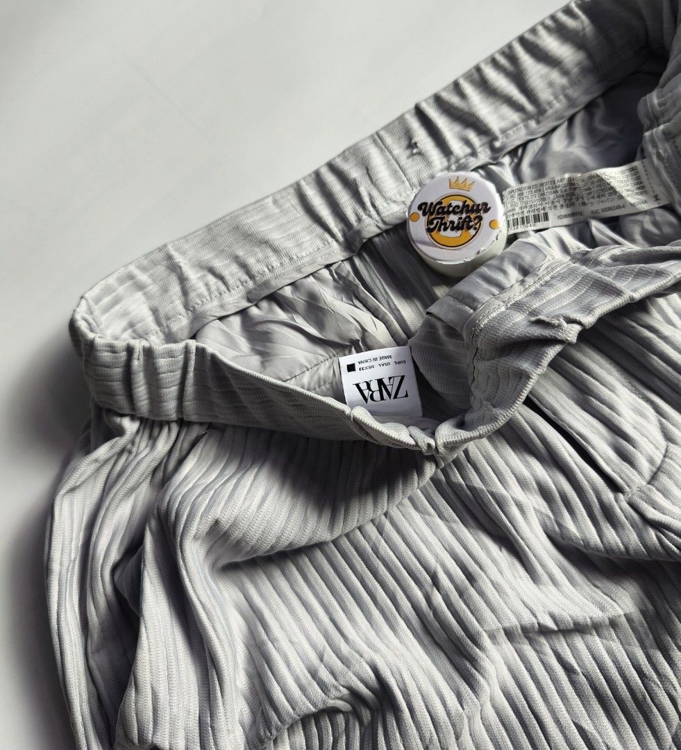 Zara Striped Patchwork Relaxed Fit Bermuda Shorts (Category: Shorts) located in Manapla. Submitted by gentleturtle_3dc683 (Listing ID 1469434296, Image 2). Description: Zara Striped Patchwork Relaxed Fit Bermuda Shorts 💵 ₱90 from 190 📏 Size: Waistline 34 - 44Length 19 ½ 🎨 Color Rate: 9.5 /10 or better ✨ Condition: Great Pre-loved thrifted item. 💬 Message us for inquiries!.
