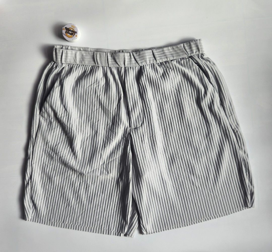 Zara Striped Patchwork Relaxed Fit Bermuda Shorts (Category: Shorts) located in Manapla. Submitted by gentleturtle_3dc683 (Listing ID 1469434296, Image 1). Description: Zara Striped Patchwork Relaxed Fit Bermuda Shorts 💵 ₱90 from 190 📏 Size: Waistline 34 - 44Length 19 ½ 🎨 Color Rate: 9.5 /10 or better ✨ Condition: Great Pre-loved thrifted item. 💬 Message us for inquiries!.
