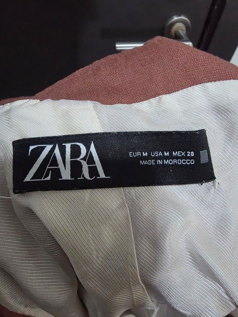 Zara Top (Category: Sleeveless) located in Mandaluyong City. Submitted by qnnrslmvrdn (Listing ID 1469494356, Image 2). Description: Pink Zara medium-sized top Please only communicate with me through Carousell..