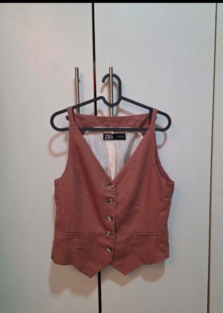 Zara Top (Category: Sleeveless) located in Mandaluyong City. Submitted by qnnrslmvrdn (Listing ID 1469494356, Image 1). Description: Pink Zara medium-sized top Please only communicate with me through Carousell..
