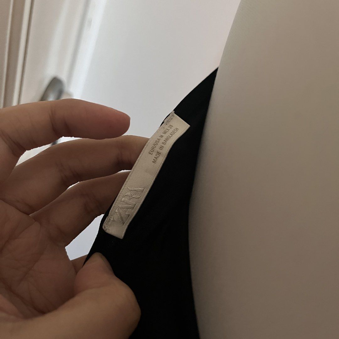 Zara tube top (Category: Others Tops) located in Muntinlupa City. Submitted by on.repeeat (Listing ID 1469424518, Image 2). Description: Medium Super body hugging Smaller sizing.