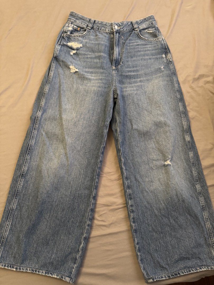 Zara Wide Leg Jeans (Category: Jeans) located in Pasig City. Submitted by katsud0oon (Listing ID 1469443529, Image 1). Description: My favorite jeans 💘 unfortunately too big on me now :( has a cool back design kindly see photos NO WHEN WORN Had it hemmed to fir 5’3 height. .