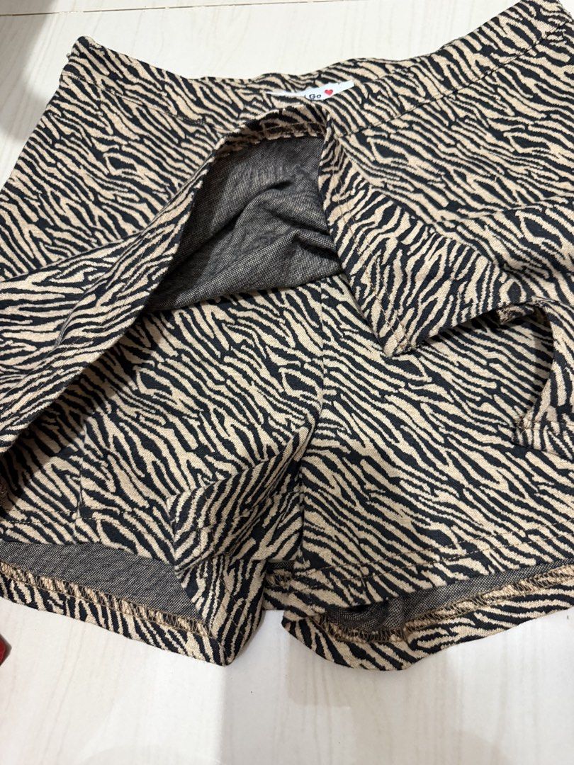 Zebra Print Skort Large size (Category: Skirts) located in Makati City. Submitted by petite_preloved2 (Listing ID 1469512418, Image 2). Description: Looks new Quality fabric.