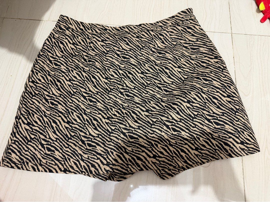 Zebra Print Skort Large size (Category: Skirts) located in Makati City. Submitted by petite_preloved2 (Listing ID 1469512418, Image 3). Description: Looks new Quality fabric.