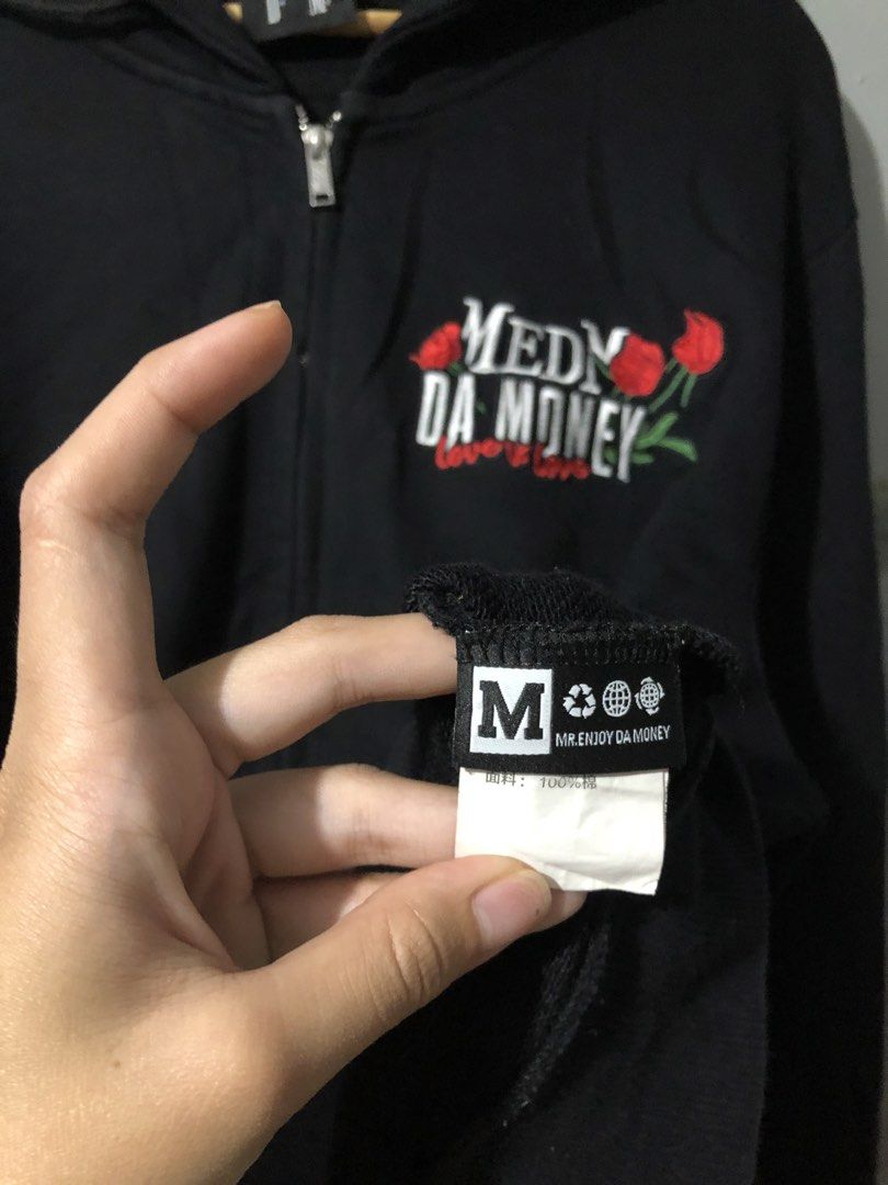 Zip up hoodie (Category: Coats, Jackets and Outerwear) located in Manila. Submitted by rrkthriftshop_4225 (Listing ID 1469529282, Image 3). Description: 25 x 28.