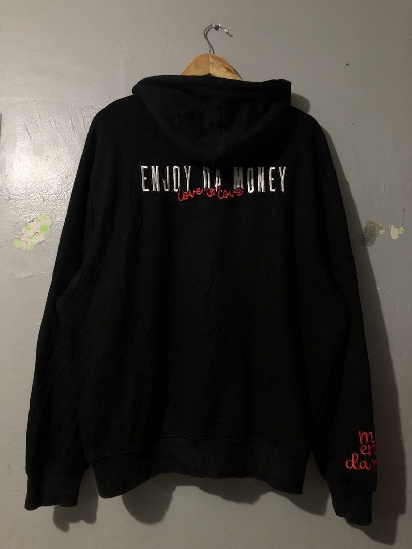 Zip up hoodie (Category: Coats, Jackets and Outerwear) located in Manila. Submitted by rrkthriftshop_4225 (Listing ID 1469529282, Image 2). Description: 25 x 28.