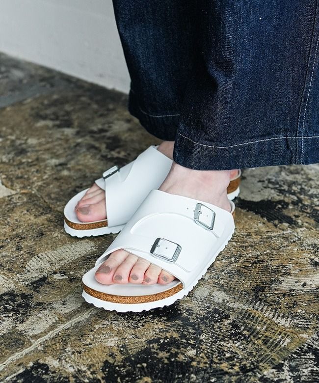 Zurich - White (Category: Slippers and slides) located in Rizal. Submitted by hiraya16 (Listing ID 1469404393, Image 2). Description: Onhand ready to ship Size 35/36/37 Other Available sizes? DM. ✉️.