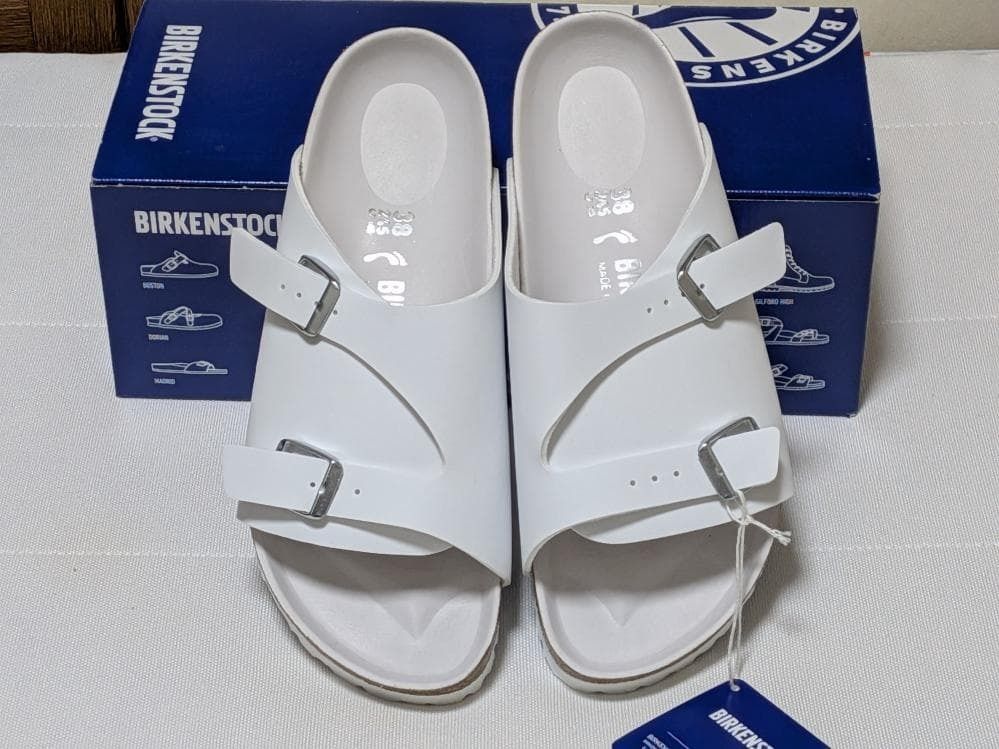 Zurich - White (Category: Slippers and slides) located in Rizal. Submitted by hiraya16 (Listing ID 1469404393, Image 1). Description: Onhand ready to ship Size 35/36/37 Other Available sizes? DM. ✉️.