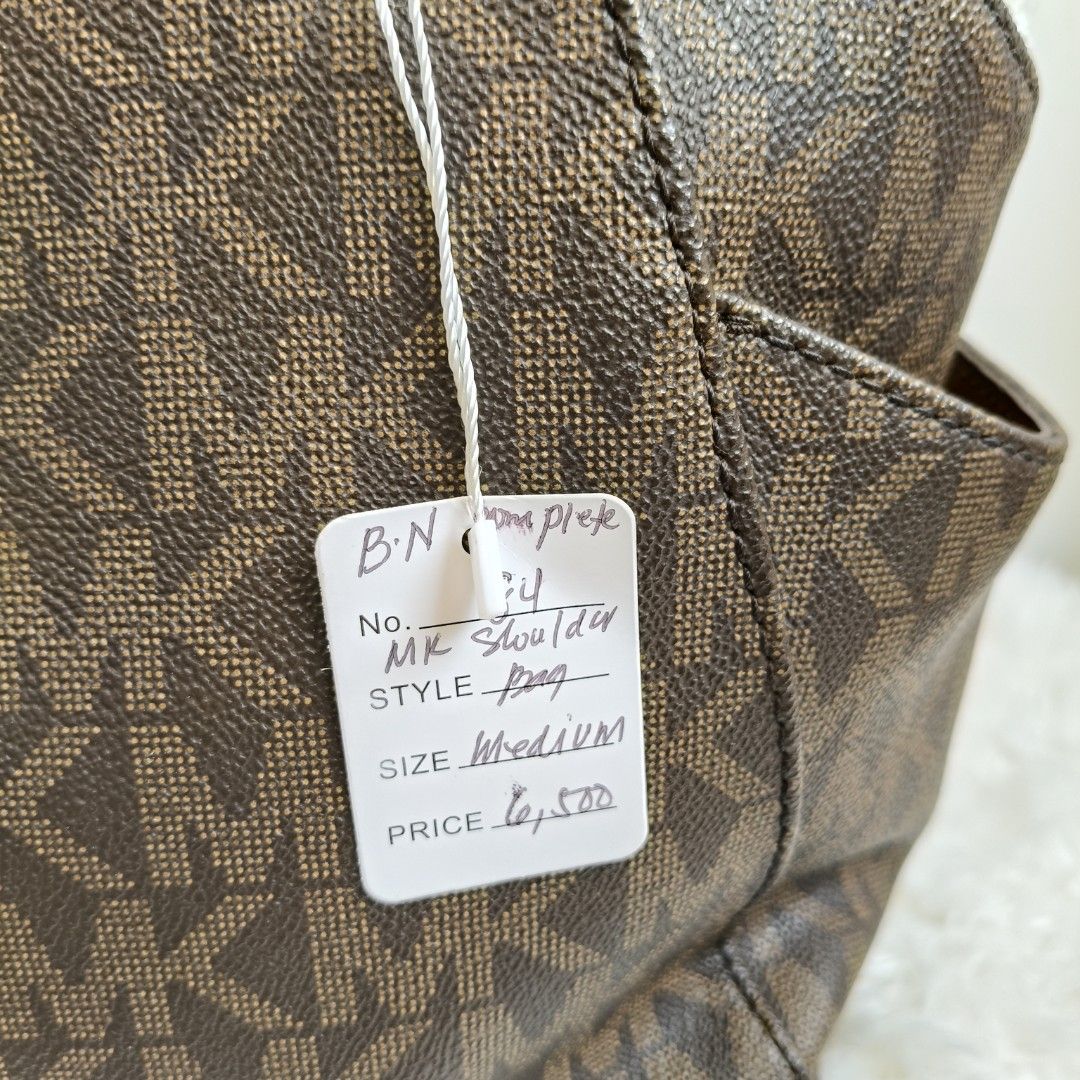 100% Original Brand new MK Tote (Category: Tote Bags) located in Mexico. Submitted by indaymurayta888 (Listing ID 1469747663, Image 2). Description: Brand new complete Inclusion..