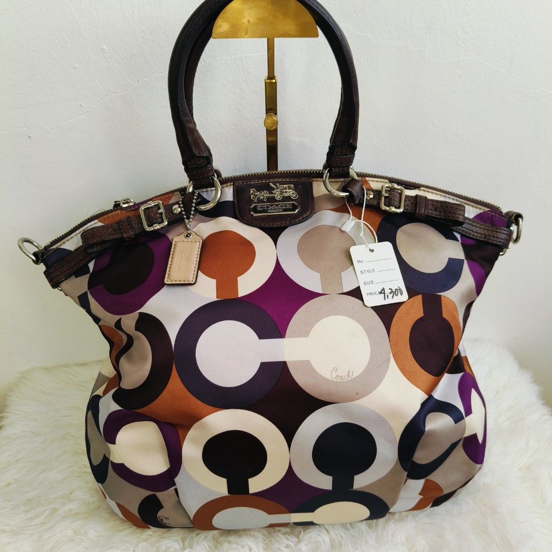 100% Original Coach Tite bag (Category: Tote Bags) located in Mexico. Submitted by indaymurayta888 (Listing ID 1469747895, Image 1). Description: 100% ORIGINAL / AUTHENTIC Money back Guarantee if proven Fake!! Price 4,300 💯Japan Preloved ✅Excellent Condition 🍀 Rank A Rate 9 ✅Shipping Nationwide/ International 📌For Order and Inquirers Please Message Us Directly 📱09649977820 📌Kindly check the photos bellow upon Ordering for your reference. 📌N