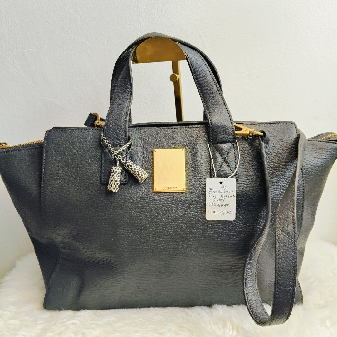 100% Original Tote bag Courrune (Category: Tote Bags) located in Mexico. Submitted by indaymurayta888 (Listing ID 1469747810, Image 1). Description: Almost New very good condition No flaws.