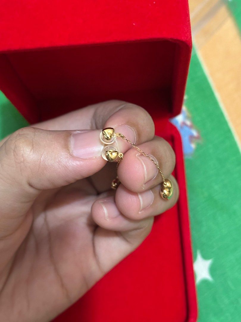 18K Gold Dangling Heart Earrings (Category: Earrings) located in Rizal. Submitted by miss2lyps (Listing ID 1469686393, Image 2). Description: - 18k gold, approximately 0.86 grams.