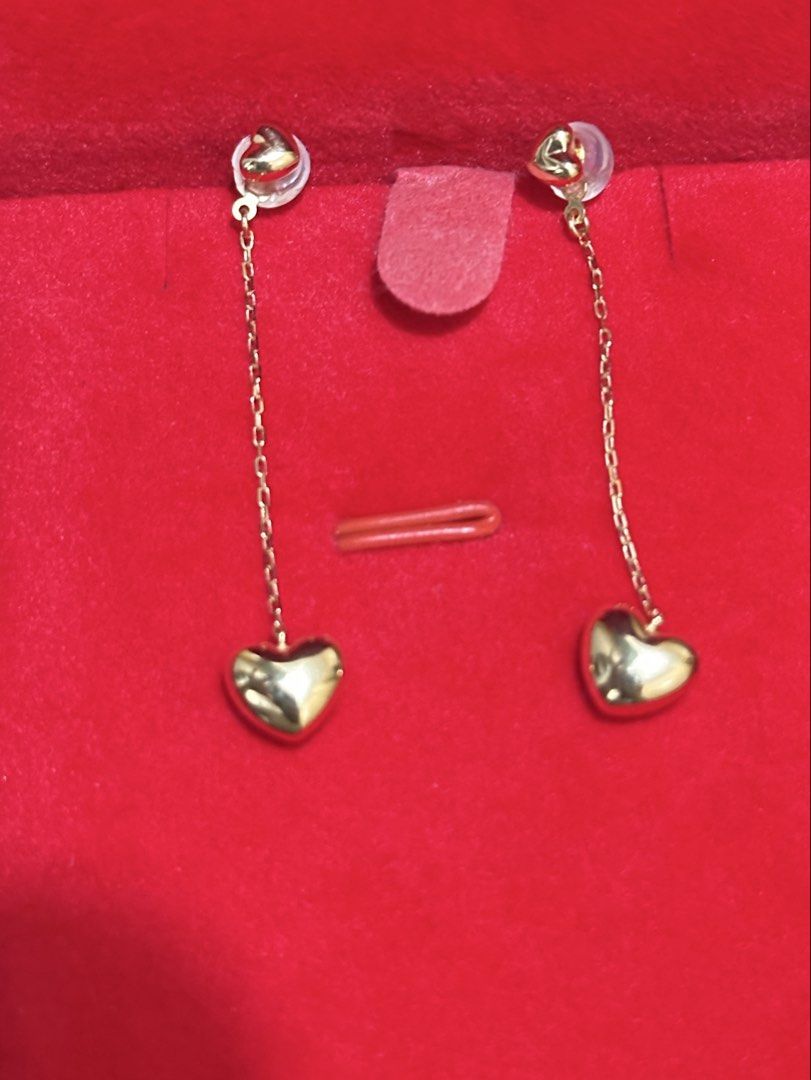 18K Gold Dangling Heart Earrings (Category: Earrings) located in Rizal. Submitted by miss2lyps (Listing ID 1469686393, Image 1). Description: - 18k gold, approximately 0.86 grams.