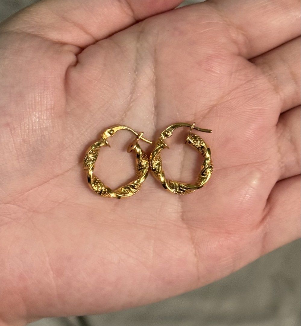 18K Gold Hoop Earrings - HK Setting (Category: Earrings) located in Davao. Submitted by mgnmm (Listing ID 1469633161, Image 1). Description: - 18k Gold Hoop (1.43 g) - HK Setting - Selling it for ₱7,600 per gram - Loc: Davao City.