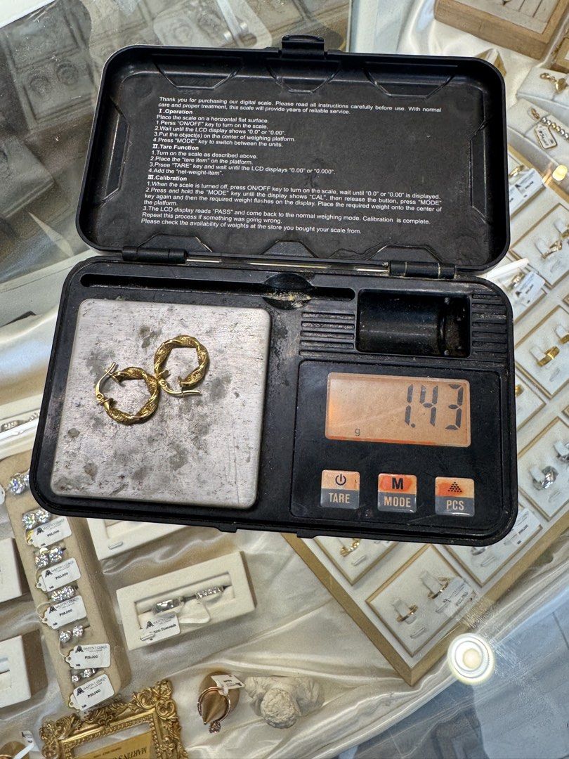 18K Gold Hoop Earrings - HK Setting (Category: Earrings) located in Davao. Submitted by mgnmm (Listing ID 1469633161, Image 2). Description: - 18k Gold Hoop (1.43 g) - HK Setting - Selling it for ₱7,600 per gram - Loc: Davao City.