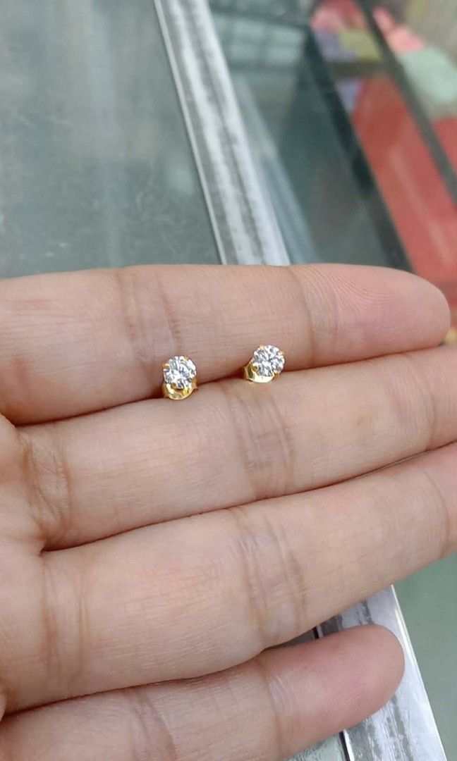 18K Saudi Gold Russian Stone Stud Earrings (Category: Earrings) located in Manila. Submitted by RealGoldPawnable18K21K24K (Listing ID 1469595304, Image 1). Description: .