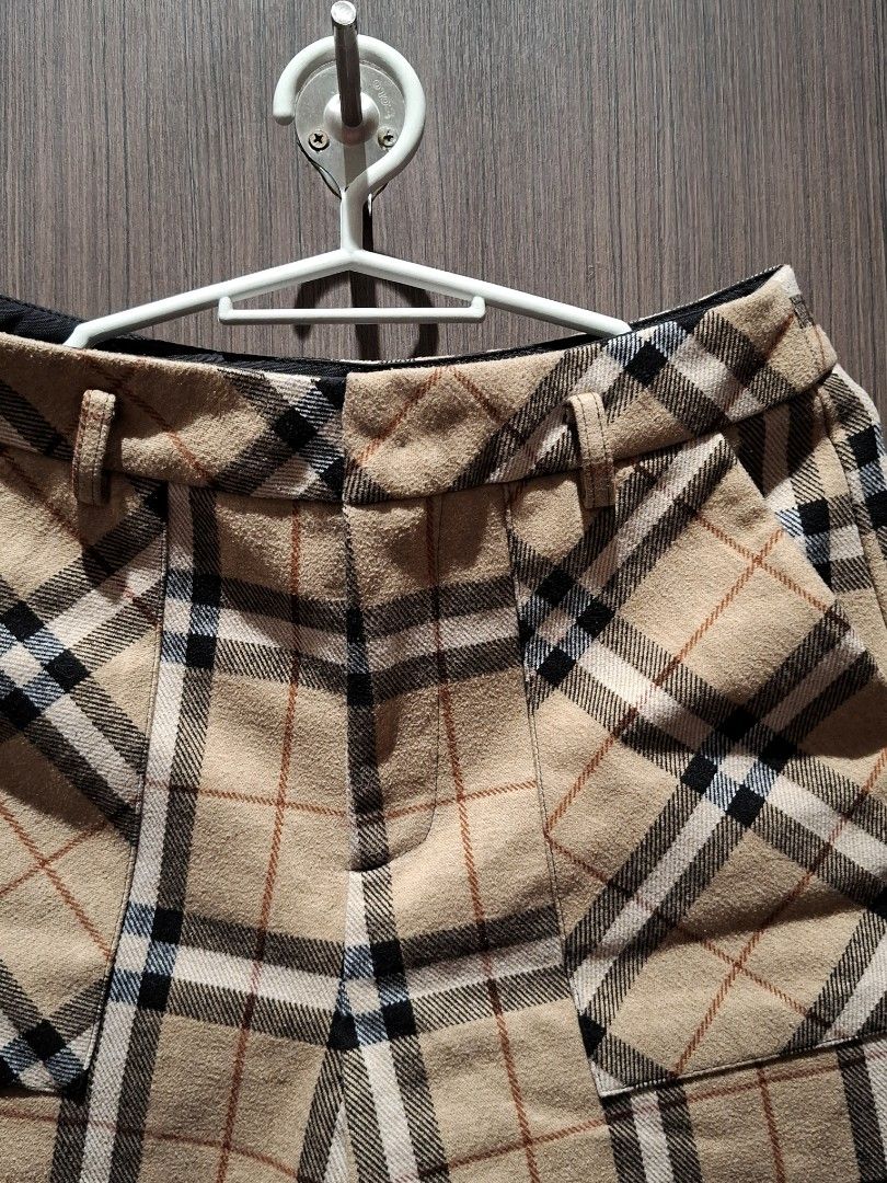 2000's Burberry Check Wool-Blend Tailored Shorts (Category: Shorts) located in Pasig City. Submitted by coveted.mnl (Listing ID 1469745190, Image 2). Description: Guaranteed Authentic📌 No Issue. Wasit : 27 Length : 18 Leg Opening : 11 (MEASURED BY INCHES) 9.5/10 overall condition No issues or flaws in fabric Retailed for $440 (P27,720) • P1300 Slightly negotiable • Pasig City meet up • Open for COD Via Lalamove or Grab • J&T courier Message us f