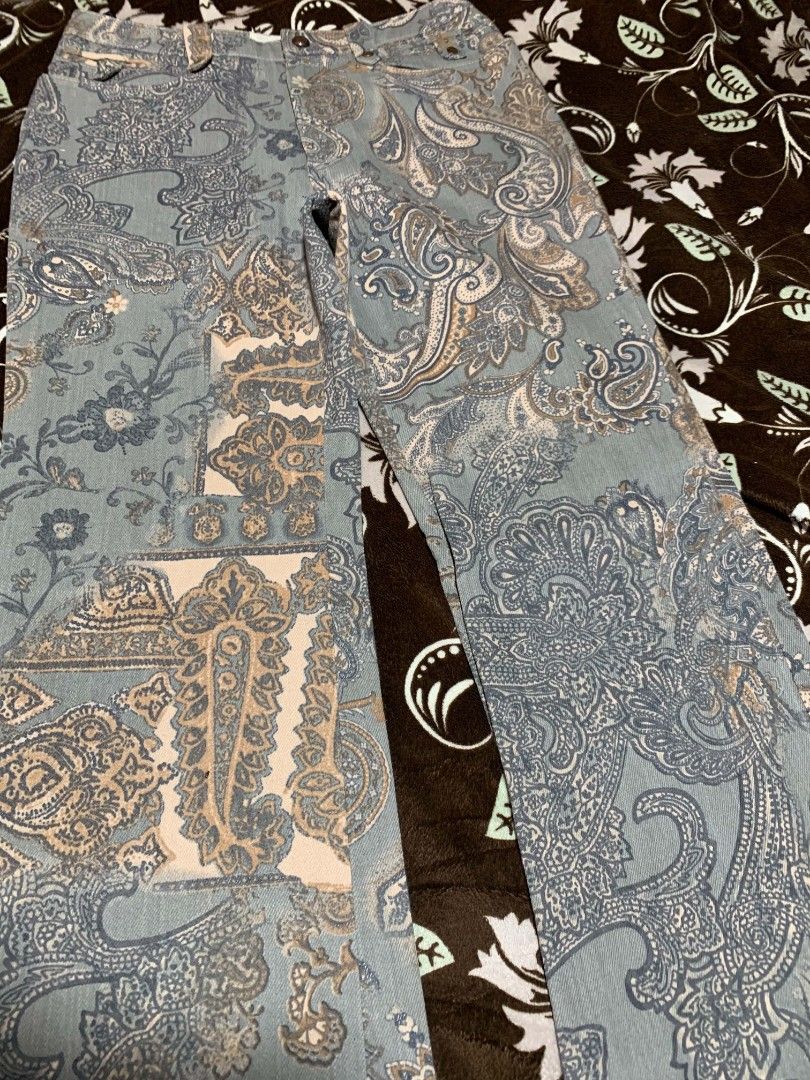 2000s MIO VIAGGIO Paisley Damask Print Flare Jeans ✨ (Category: Jeans) located in Bislig. Submitted by rndm_stff1 (Listing ID 1469608607, Image 3). Description: An incredible pair of archival flare-leg jeans from Japanese label MIO VIAGGIO (by Viaggio Co. Ltd.). These jeans feature a beautiful, complex paisley and damask pattern in dusty blue, tan, beige, and soft peach. Includes unique utility hip pockets and asymmetrical patched back pockets. P