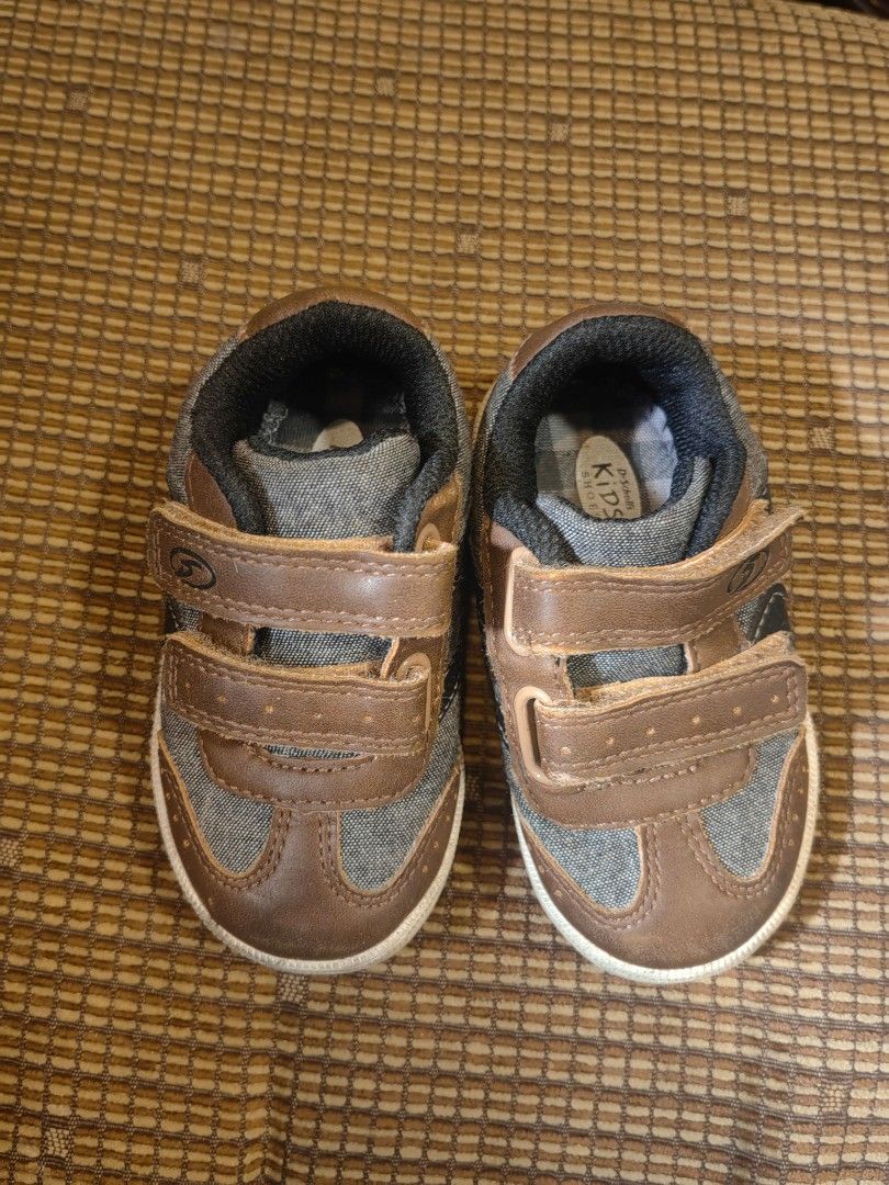 3 pcs baby/kids shoes bundle 10cm-13cm baby feet (Category: Babies & Kids Fashion) located in Quezon City. Submitted by givesomespace (Listing ID 1469579932, Image 2). Description: adidas sandals was used well, only the front prints ang parang nattnggal. panga araw araw yan. yung dalawa super okay pa. preferably 10cm-13cm ang paa ni baby boy. nasuot to simula 10months to 18months.