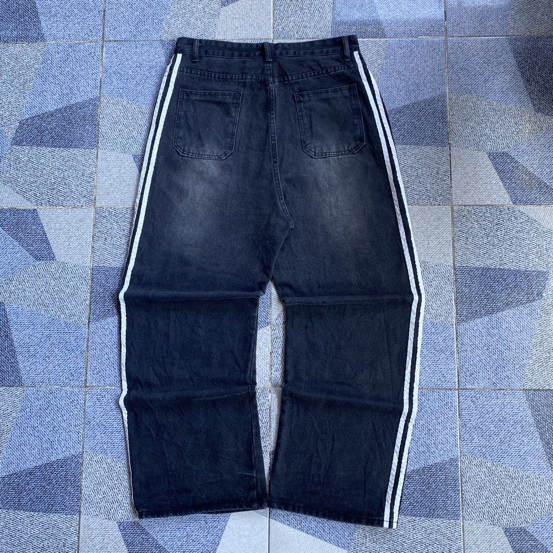 3 Stripes Blackwashed baggy pants (Category: Jeans) located in Labrador. Submitted by jristhrift (Listing ID 1469685444, Image 2). Description: ⬇️DETAILS⬇️ 3 stripes blackwashed baggy pants Brand: Loca -ready to wear (nalabhan na) -good fitting -hard denim -medium pouch _________________________________________ 📐Dimes W: 33-34 L: 43 T: 14 Lo: 10.9 almost 11 issue: none Condition: excellent Color rate: 9/10 .